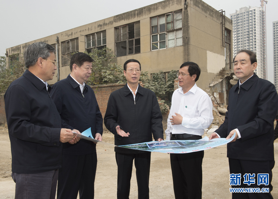 10月22日至23日，中共中央政治局常委、國務(wù)院副總理張高麗在山東調(diào)研扶貧工作情況。這是10月22日，張高麗就整體搬遷脫貧實地考察濟寧東南片區(qū)還遷安置區(qū)暨東南華城棚戶區(qū)改造項目。 新華社記者 王曄 攝