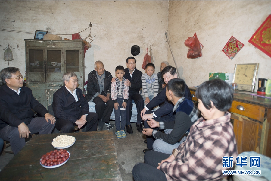 10月22日至23日，中共中央政治局常委、國務(wù)院副總理張高麗在山東調(diào)研扶貧工作情況。這是10月22日，張高麗在菏澤市巨野縣田莊鎮(zhèn)后屯村入戶看望生活困難村民。 新華社記者 王曄 攝