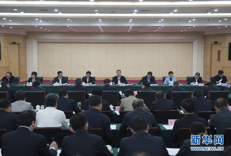10月22日至23日，中共中央政治局常委、國務(wù)院副總理張高麗在山東調(diào)研扶貧工作情況。這是10月23日，張高麗在菏澤市主持召開扶貧工作座談會。 新華社記者 王曄 攝