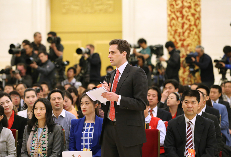 3月15日，國務(wù)院總理李克強(qiáng)在北京人民大會堂與中外記者見面，并回答記者提問。這是一位記者在提問。 新華社記者 劉衛(wèi)兵攝