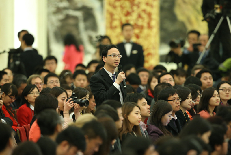 3月15日，國務(wù)院總理李克強(qiáng)在北京人民大會堂與中外記者見面，并回答記者提問。這是一位記者在提問。 新華社記者 龐興雷 攝