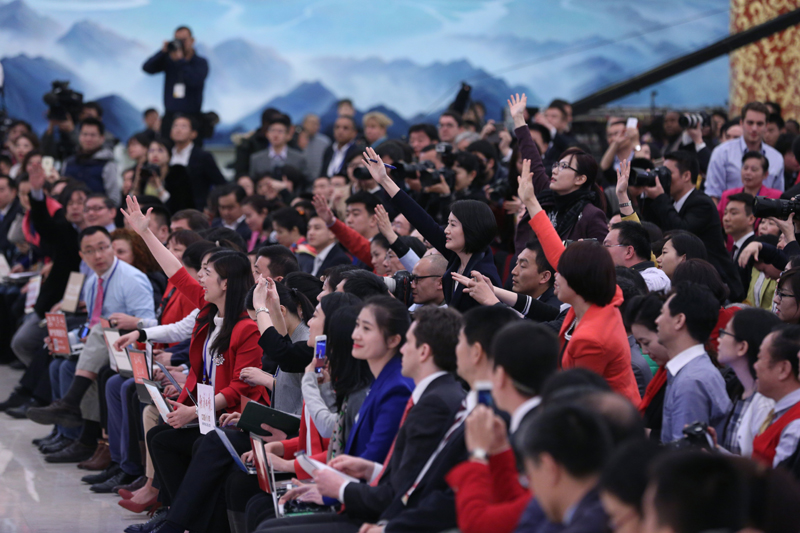 3月15日，國務(wù)院總理李克強(qiáng)在北京人民大會堂與中外記者見面，并回答記者提問。這是記者舉手爭取提問機(jī)會。 新華社記者 才揚(yáng) 攝