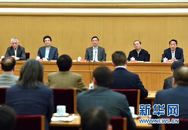 4月8日，中共中央政治局委員、中央書(shū)記處書(shū)記、中宣部部長(zhǎng)劉奇葆在北京同講好中國(guó)故事專家學(xué)者、文化交流使者研討班學(xué)員座談。 新華社記者李濤 攝