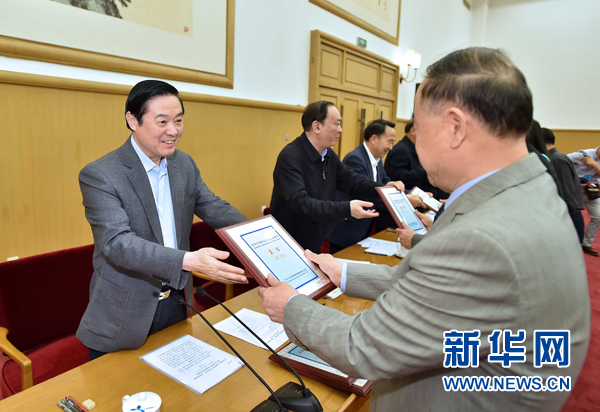 4月8日，中共中央政治局委員、中央書(shū)記處書(shū)記、中宣部部長(zhǎng)劉奇葆在北京同講好中國(guó)故事專家學(xué)者、文化交流使者研討班學(xué)員座談。這是劉奇葆在座談會(huì)上向獲得講好中國(guó)故事文化交流使者稱號(hào)的代表頒發(fā)證書(shū)。新華社記者 李濤 攝