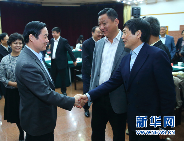 4月12日，中共中央政治局委員、中央書記處書記、中宣部部長劉奇葆在北京出席“走向世界的中國兒童文學(xué)”座談會并講話。這是座談會后，劉奇葆與國際安徒生獎獲得者、兒童文學(xué)作家曹文軒握手。新華社記者丁海濤攝