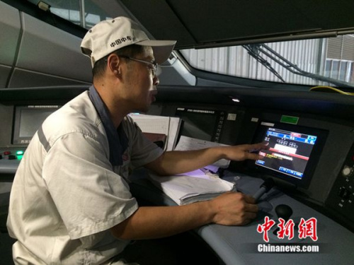 中車青島四方機(jī)車車輛股份有限公司高鐵調(diào)試高級技師周勇在演示調(diào)試過程。中新網(wǎng) 邱宇 攝