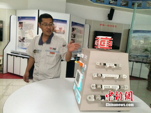 周勇在工作室介紹他制作的模型。中新網(wǎng) 邱宇 攝