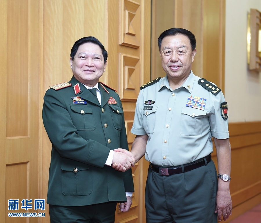 8月29日，中共中央政治局委員、中央軍委副主席范長(zhǎng)龍?jiān)诒本?huì)見(jiàn)越南共產(chǎn)黨中央政治局委員、國(guó)防部長(zhǎng)吳春歷。 新華社記者張領(lǐng)攝