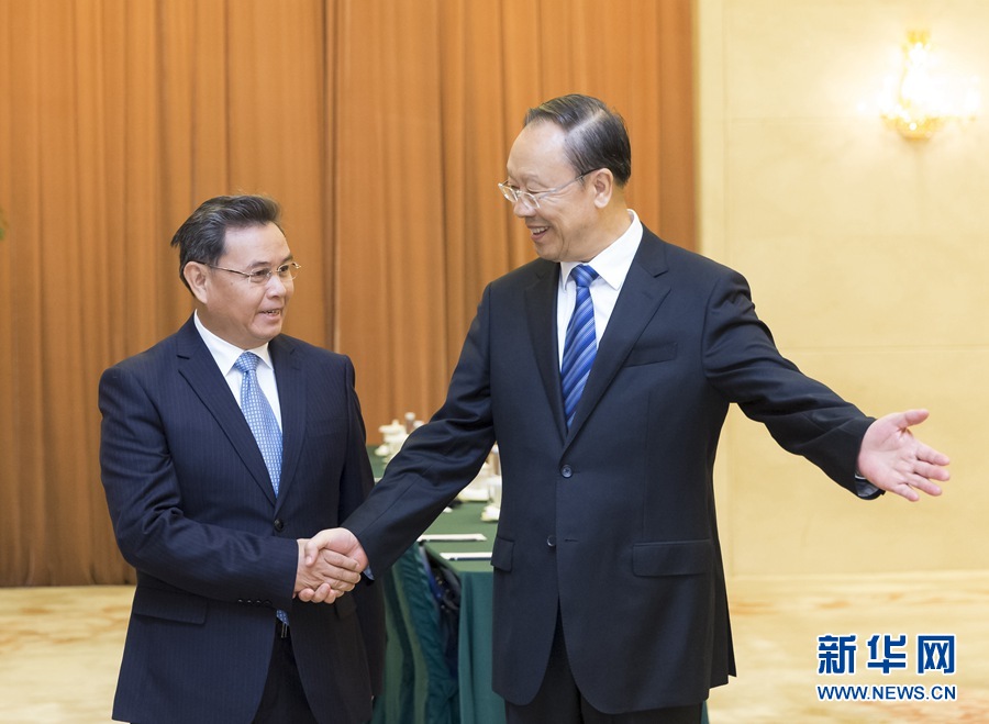 10月12日，中共中央書記處書記、全國(guó)政協(xié)副主席杜青林在北京會(huì)見來(lái)華訪問(wèn)并出席“2016中國(guó)共產(chǎn)黨與世界對(duì)話會(huì)”的老撾人革黨中央政治局委員、建國(guó)陣線中央主席賽頌蓬·豐威漢率領(lǐng)的老撾人革黨代表團(tuán)。　新華社記者丁海濤攝
