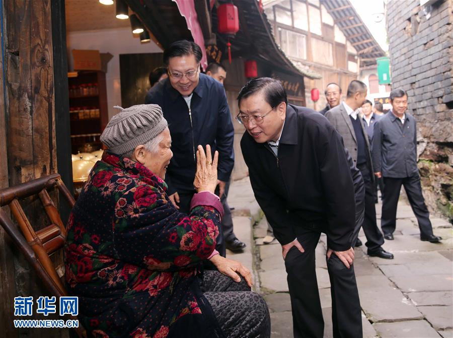 這是11月21日，張德江在宜賓李莊鎮(zhèn)同濟社區(qū)與居民親切交談。 新華社記者 劉衛(wèi)兵 攝 
