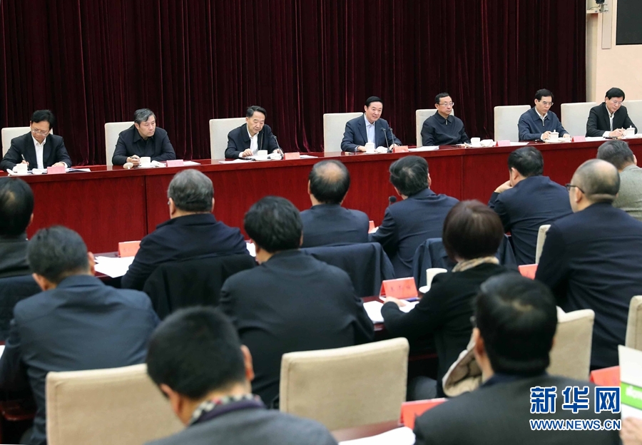 12月10日，中宣部在北京召開學(xué)習(xí)貫徹習(xí)近平總書記在中國(guó)文聯(lián)十大、中國(guó)作協(xié)九大開幕式上和會(huì)見中國(guó)記協(xié)第九屆理事會(huì)代表時(shí)重要講話精神座談會(huì)。中共中央政治局委員、中央書記處書記、中宣部部長(zhǎng)劉奇葆出席會(huì)議并講話。新華社記者 劉衛(wèi)兵 攝 