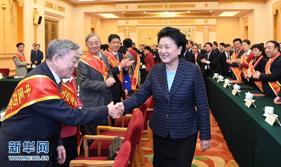 12月29日，中共中央政治局委員、國(guó)務(wù)院副總理劉延?xùn)|在北京與中醫(yī)藥高等學(xué)校教學(xué)名師座談。這是座談會(huì)前，劉延?xùn)|與獲得表彰的教師握手。新華社記者 張鐸 攝