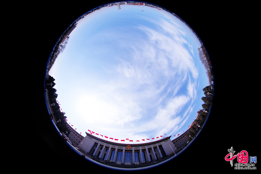  人民大會(huì)堂、天安門廣場(chǎng)、人民英雄紀(jì)念碑外部全景。中國(guó)網(wǎng) 鄭亮攝