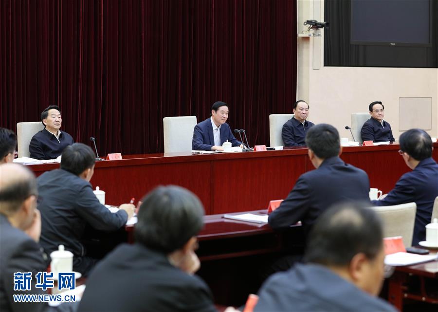  2月17日，在習(xí)近平總書記主持召開黨的新聞?shì)浾摴ぷ髯剷?huì)并發(fā)表重要講話一周年之際，中宣部在北京召開2017年新聞戰(zhàn)線“新春走基層”活動(dòng)座談會(huì)。中共中央政治局委員、中央書記處書記、中宣部部長(zhǎng)劉奇葆出席會(huì)議并講話。新華社記者 王曄 攝
