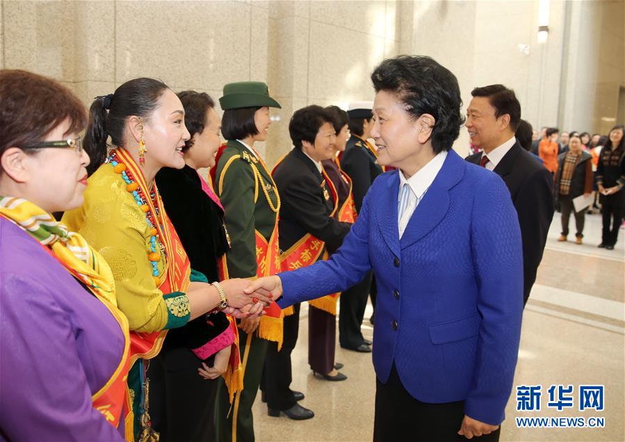 3月8日，由全國婦聯(lián)主辦的“三八”國際婦女節(jié)紀(jì)念暨表彰大會在北京舉行。中共中央政治局委員、國務(wù)院副總理劉延?xùn)|，中共中央政治局委員、國家副主席李源潮會見受表彰的先進(jìn)代表。新華社記者殷剛攝