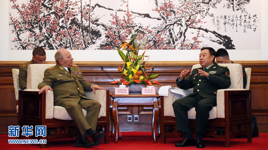 3月28日，中央軍委副主席范長龍在北京釣魚臺國賓館會見來華訪問的古巴革命武裝力量部部長萊奧波爾多·辛特拉。 新華社發(fā)（劉芳 攝） 