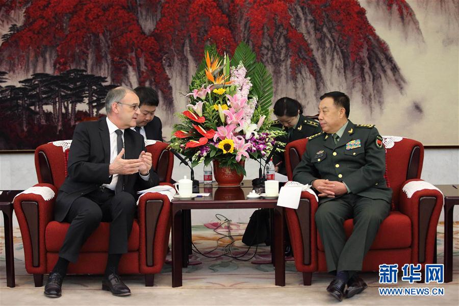 3月31日，中央軍委副主席范長龍在北京會見來訪的瑞士國防、民防和體育部長帕莫蘭。 新華社記者 劉芳 攝