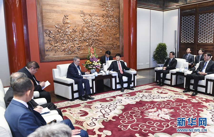 4月27日，中共中央政治局委員、中央政法委書(shū)記孟建柱在北京同烏茲別克斯坦副總理阿齊莫夫舉行中烏政府間合作委員會(huì)雙方主席會(huì)晤。新華社記者 張領(lǐng) 攝