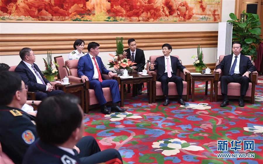 5月8日，中共中央政治局委員、中央政法委書(shū)記孟建柱在北京中南海會(huì)見(jiàn)蒙古國(guó)法律內(nèi)務(wù)部部長(zhǎng)賓巴朝格特。 新華社記者 張鐸 攝