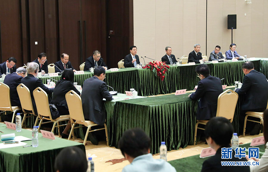 5月8日至10日，中共中央政治局常委、全國人大常委會委員長張德江視察澳門特別行政區(qū)。這是5月10日，張德江與教育工作者和學(xué)生代表座談。新華社記者 龐興雷 攝