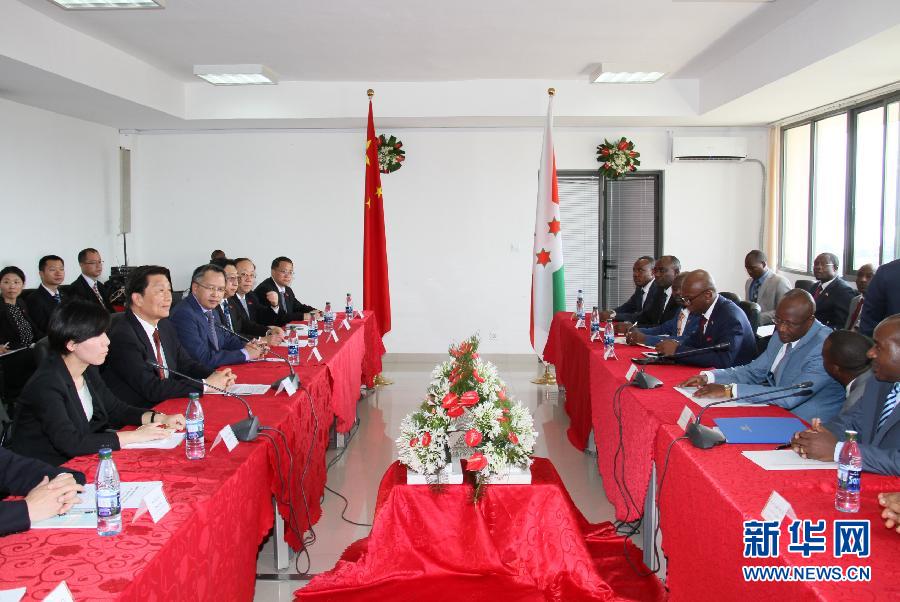 5月11日，中國(guó)國(guó)家副主席李源潮在布瓊布拉與布隆迪第一副總統(tǒng)辛迪姆沃和第二副總統(tǒng)布托雷舉行會(huì)談。 新華社記者呂天然攝 