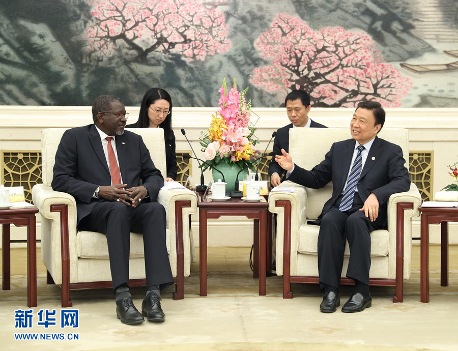 5月15日，國家副主席、中國紅十字會名譽會長李源潮在北京會見來華出席“一帶一路”國際合作高峰論壇的紅十字會與紅新月會國際聯(lián)合會秘書長阿西。新華社記者 王曄 攝