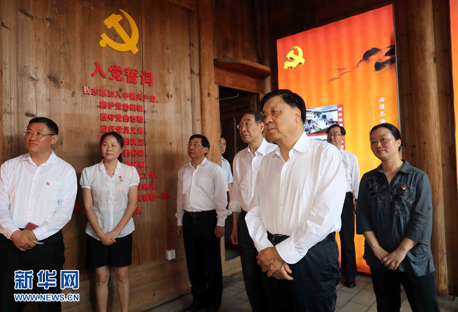 6月8日至10日，中共中央政治局常委、中央書記處書記劉云山在福建調(diào)研。這是6月9日，劉云山專程來到政和縣石圳村，深入了解廖俊波的事跡。新華社記者 劉衛(wèi)兵 攝