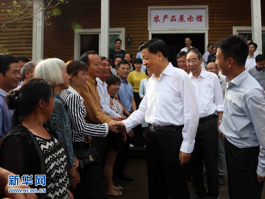 6月8日至10日，中共中央政治局常委、中央書記處書記劉云山在福建調(diào)研。這是6月9日，劉云山在周寧縣上洋村與村民親切交談。新華社記者 劉衛(wèi)兵 攝