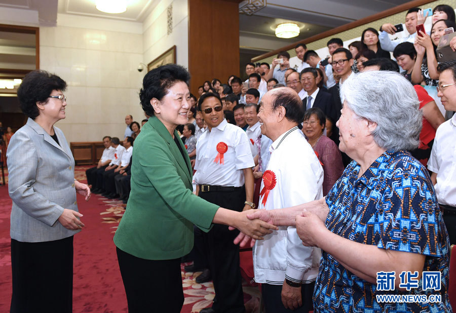 6月16日，中共中央政治局委員、國務(wù)院副總理劉延?xùn)|在北京看望出席中國人口福利基金會成立30周年座談會的歷屆“中華人口獎”獲獎?wù)叽?。新華社記者 饒愛民 攝
