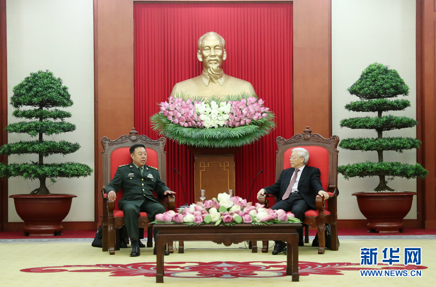6月18日，在越南首都河內(nèi)，正在越南訪問的中央軍委副主席范長龍（左）會(huì)見越共中央總書記阮富仲。 新華社發(fā)（李曉偉攝） 