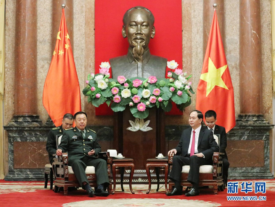 6月18日，在越南首都河內(nèi)，正在越南訪問的中央軍委副主席范長龍（左前）會(huì)見越南國家主席陳大光（右前）。 新華社發(fā)（李曉偉攝）