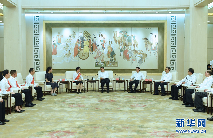 6月21日，廖俊波同志先進(jìn)事跡報(bào)告會(huì)在北京人民大會(huì)堂舉行。報(bào)告會(huì)前，中共中央政治局常委、中央書記處書記劉云山會(huì)見報(bào)告團(tuán)成員，代表習(xí)近平總書記，代表黨中央，向廖俊波同志家屬表示親切慰問，并頒發(fā)黨中央追授廖俊波同志“全國優(yōu)秀共產(chǎn)黨員”證書、獎(jiǎng)?wù)?。新華社記者 饒愛民 攝