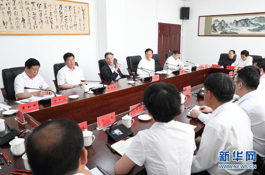 6月20日至22日，中共中央政治局常委、中央紀委書記王岐山在貴州省檢查紀檢監(jiān)察工作。這是6月21日，王岐山在修文縣委紀委座談會上講話。新華社記者 王曄 攝