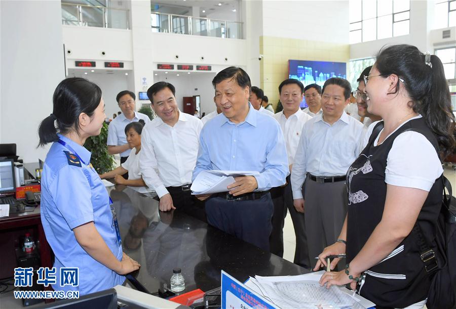 6月22日至24日，中共中央政治局常委、中央書記處書記劉云山在遼寧調(diào)研。這是6月22日，劉云山在中國（遼寧）自貿(mào)試驗區(qū)營口片區(qū)與干部群眾深入交流。新華社記者 張鐸 攝