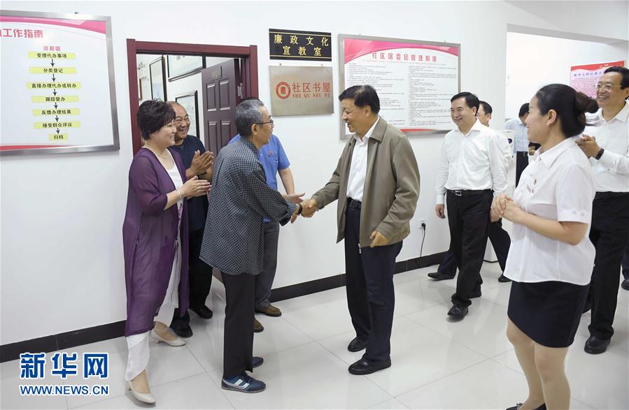 6月22日至24日，中共中央政治局常委、中央書記處書記劉云山在遼寧調(diào)研。這是6月23日，劉云山在錦州市西街社區(qū)與干部群眾深入交流。新華社記者 張鐸 攝
