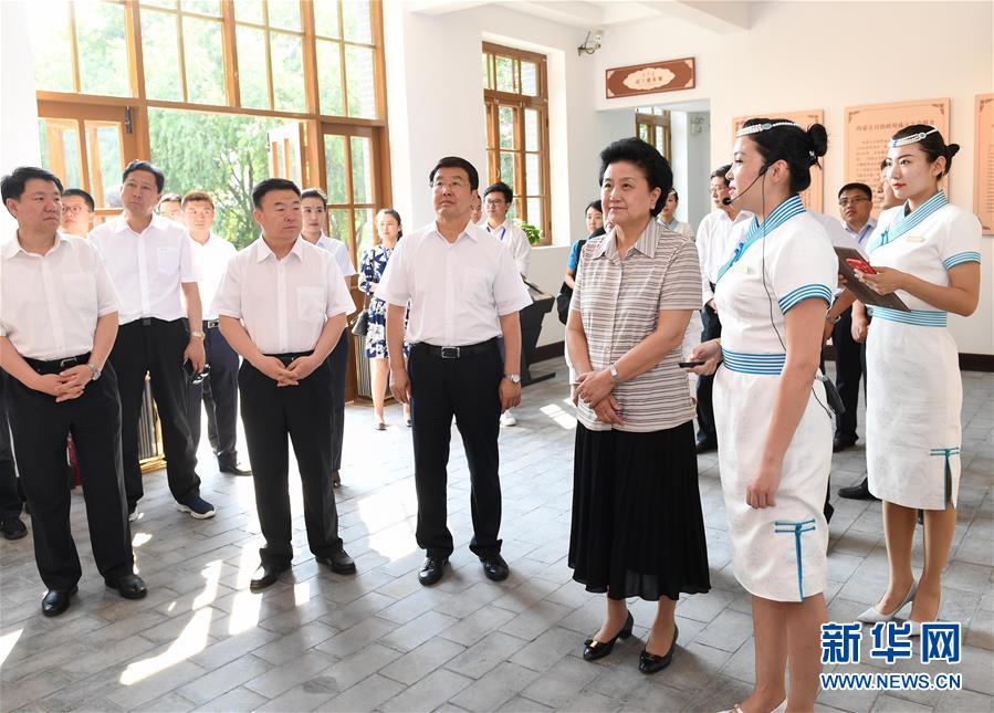6月25日，全國民族團(tuán)結(jié)進(jìn)步創(chuàng)建經(jīng)驗交流現(xiàn)場會在內(nèi)蒙古興安盟召開，中共中央政治局委員、國務(wù)院副總理劉延?xùn)|出席會議并講話。在內(nèi)蒙古期間，劉延?xùn)|考察內(nèi)蒙古人民代表會議舊址即“五一會址”，深入社區(qū)看望各族干部群眾。這是劉延?xùn)|考察“五一會址”。新華社記者 陳曄華 攝