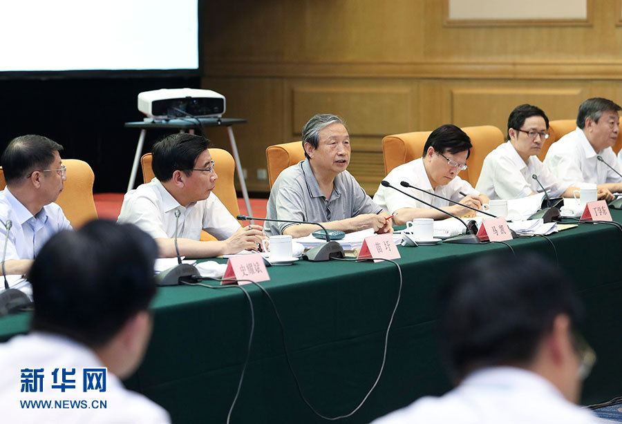 近日，中共中央政治局委員、國務(wù)院副總理馬凱在北京調(diào)研新能源汽車產(chǎn)業(yè)發(fā)展。這是7月4日，馬凱在北京深入新能源汽車充換電設(shè)施、充電服務(wù)平臺、分時租賃等單位調(diào)研，并主持召開推廣應(yīng)用座談會。新華社記者 龐興雷 攝