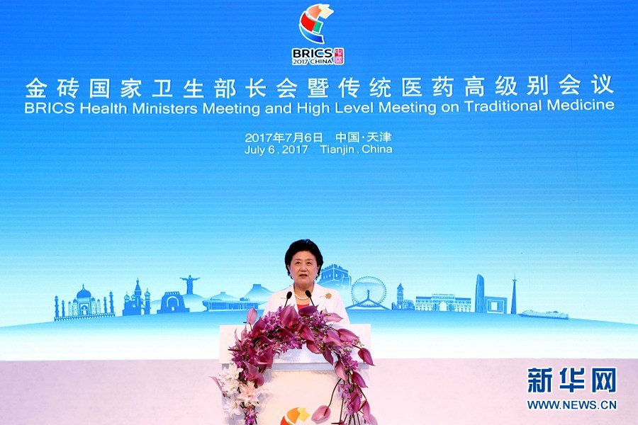 7月6日，金磚國家衛(wèi)生部長會暨傳統(tǒng)醫(yī)藥高級別會議在天津開幕。國家主席習(xí)近平發(fā)來賀信，對會議召開表示祝賀。國務(wù)院副總理劉延?xùn)|在開幕式上宣讀習(xí)近平的賀信并發(fā)表主旨演講。新華社記者 張玉薇 攝