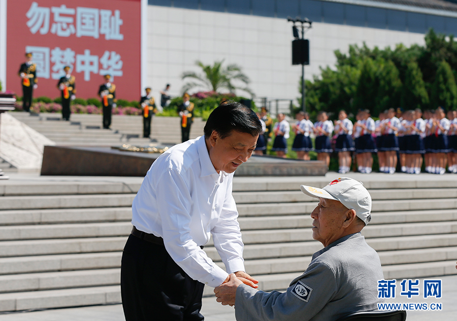 7月7日，紀(jì)念全民族抗戰(zhàn)爆發(fā)80周年儀式在中國人民抗日戰(zhàn)爭紀(jì)念館舉行。中共中央政治局常委、中央書記處書記劉云山出席儀式并講話。這是儀式開始前，劉云山與老八路代表握手。新華社記者崔新鈺攝