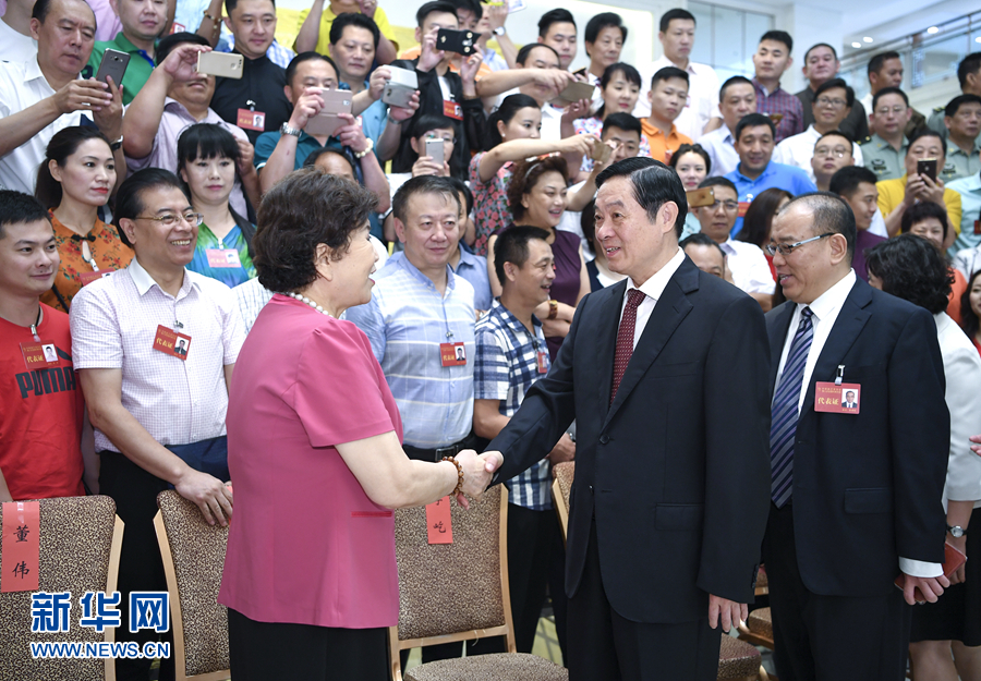 7月19日，中國(guó)曲藝家協(xié)會(huì)第八次全國(guó)代表大會(huì)在北京召開。中共中央政治局委員、中央書記處書記、中宣部部長(zhǎng)劉奇葆出席開幕式并講話。這是開幕式前，劉奇葆接見與會(huì)代表。新華社記者 張領(lǐng) 攝