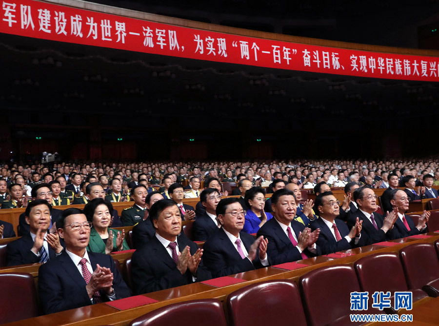 7月28日，慶祝中國(guó)人民解放軍建軍90周年文藝晚會(huì)《在黨的旗幟下》在北京人民大會(huì)堂舉行。中共中央總書記、國(guó)家主席、中央軍委主席習(xí)近平和李克強(qiáng)、張德江、俞正聲、劉云山、王岐山、張高麗等黨和國(guó)家領(lǐng)導(dǎo)人，與首都3000多名各界群眾一起觀看演出。新華社記者 馬占成 攝