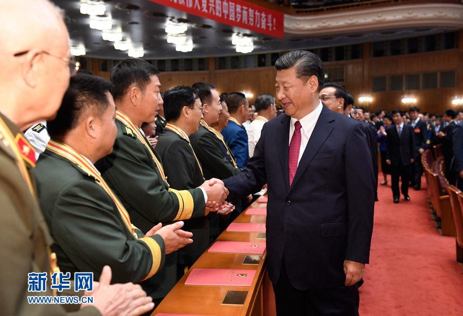 7月28日，慶祝中國(guó)人民解放軍建軍90周年文藝晚會(huì)《在黨的旗幟下》在北京人民大會(huì)堂舉行。中共中央總書記、國(guó)家主席、中央軍委主席習(xí)近平和李克強(qiáng)、張德江、俞正聲、劉云山、王岐山、張高麗等黨和國(guó)家領(lǐng)導(dǎo)人，與首都3000多名各界群眾一起觀看演出。演出開(kāi)始前，習(xí)近平等與老戰(zhàn)士、老同志代表和“八一勛章”獲得者親切握手。新華社記者 李學(xué)仁 攝