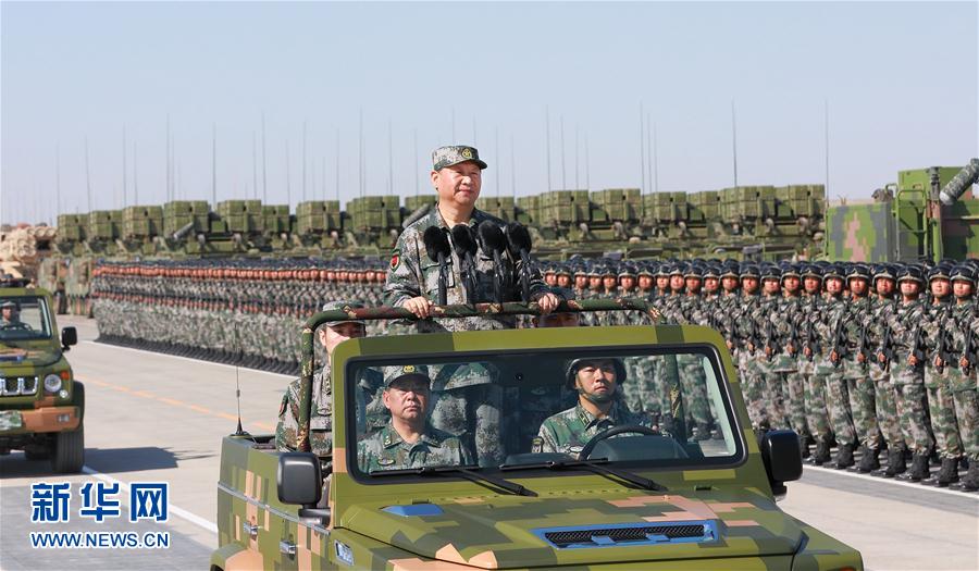7月30日上午，慶祝中國人民解放軍建軍90周年閱兵在朱日和聯(lián)合訓(xùn)練基地隆重舉行。中共中央總書記、國家主席、中央軍委主席習(xí)近平檢閱部隊(duì)并發(fā)表重要講話。這是習(xí)近平乘車檢閱部隊(duì)。新華社記者 李剛 攝
