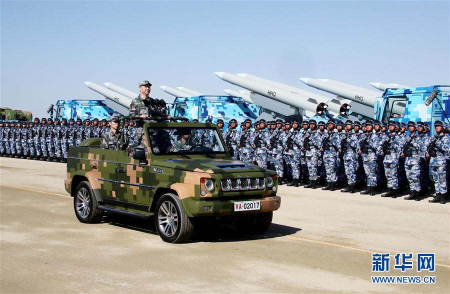 7月30日上午，慶祝中國人民解放軍建軍90周年閱兵在朱日和聯(lián)合訓(xùn)練基地隆重舉行。中共中央總書記、國家主席、中央軍委主席習(xí)近平檢閱部隊(duì)并發(fā)表重要講話。這是習(xí)近平乘車檢閱部隊(duì)。新華社記者 李濤 攝