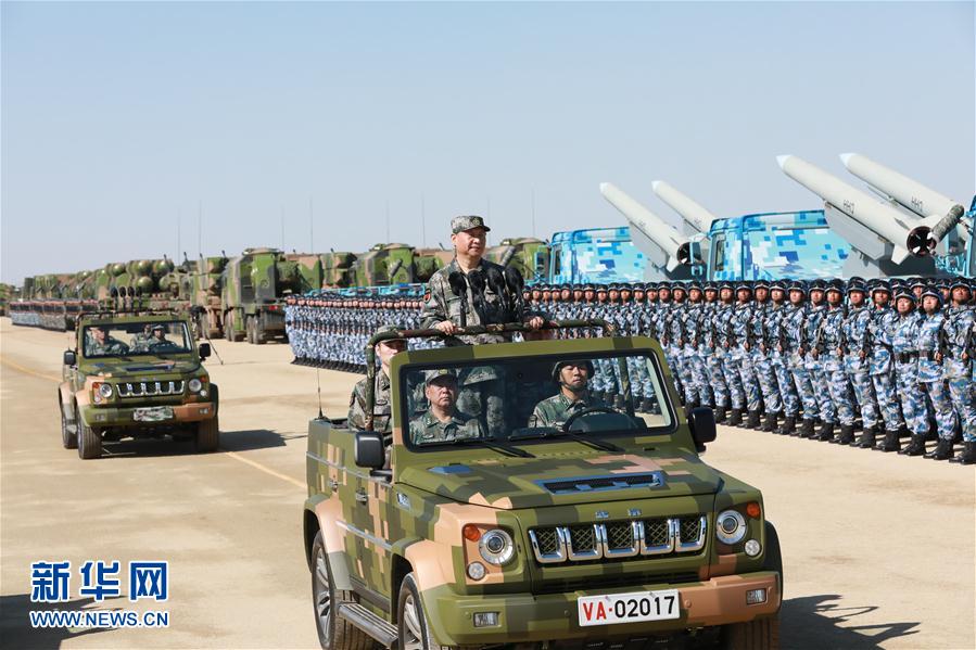 7月30日上午，慶祝中國人民解放軍建軍90周年閱兵在朱日和聯(lián)合訓(xùn)練基地隆重舉行。中共中央總書記、國家主席、中央軍委主席習(xí)近平檢閱部隊(duì)并發(fā)表重要講話。這是習(xí)近平乘車檢閱部隊(duì)。新華社記者 李剛 攝