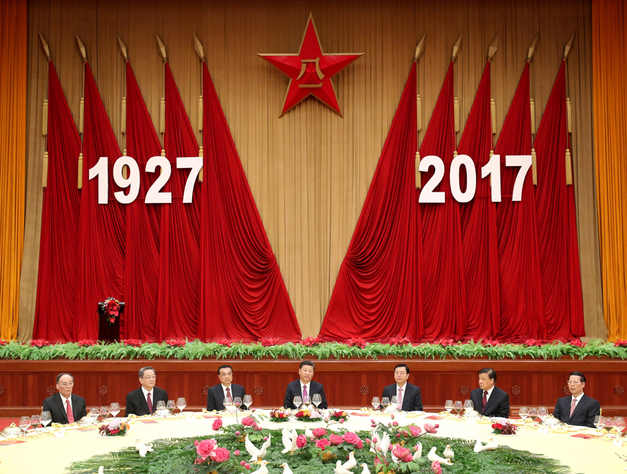 7月31日，中華人民共和國(guó)國(guó)防部在北京人民大會(huì)堂舉行盛大招待會(huì)，熱烈慶祝中國(guó)人民解放軍建軍90周年。中共中央總書(shū)記、國(guó)家主席、中央軍委主席習(xí)近平和李克強(qiáng)、張德江、俞正聲、劉云山、王岐山、張高麗等黨和國(guó)家領(lǐng)導(dǎo)人出席招待會(huì)。新華社記者 鞠鵬 攝