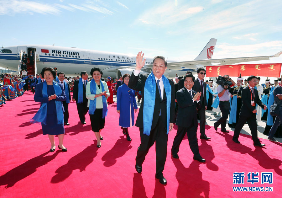 8月7日，以中共中央政治局常委、全國政協(xié)主席俞正聲為團(tuán)長的中央代表團(tuán)飛抵呼和浩特，出席內(nèi)蒙古自治區(qū)成立70周年慶?；顒?dòng)。中央代表團(tuán)在機(jī)場受到內(nèi)蒙古各族群眾的熱烈歡迎。新華社記者 姚大偉 攝