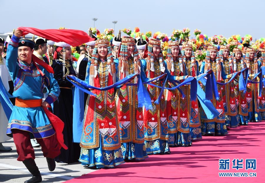 8月7日，以中共中央政治局常委、全國政協(xié)主席俞正聲為團(tuán)長的中央代表團(tuán)飛抵呼和浩特，出席內(nèi)蒙古自治區(qū)成立70周年慶?；顒?dòng)。中央代表團(tuán)在機(jī)場受到內(nèi)蒙古各族群眾的熱烈歡迎。新華社記者 張領(lǐng) 攝