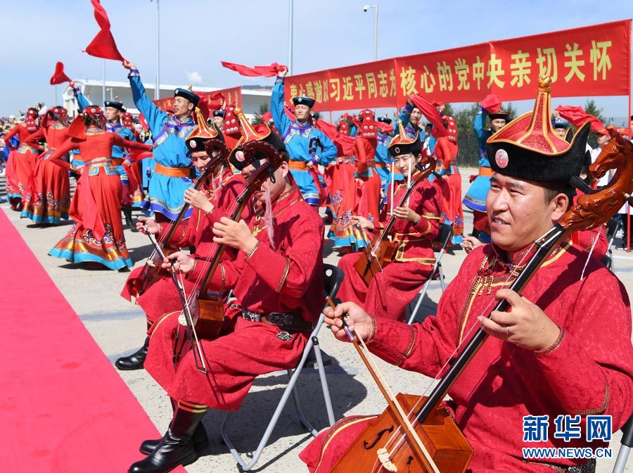 8月7日，以中共中央政治局常委、全國政協(xié)主席俞正聲為團(tuán)長的中央代表團(tuán)飛抵呼和浩特，出席內(nèi)蒙古自治區(qū)成立70周年慶?；顒?dòng)。中央代表團(tuán)在機(jī)場受到內(nèi)蒙古各族群眾的熱烈歡迎。新華社記者 張領(lǐng) 攝