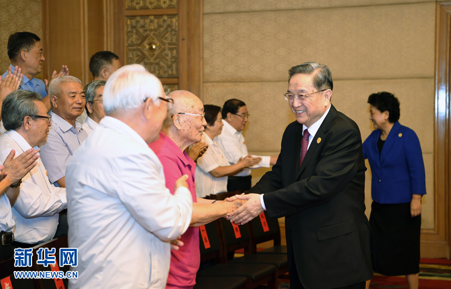 8月7日，中共中央政治局常委、全國(guó)政協(xié)主席、中央代表團(tuán)團(tuán)長(zhǎng)俞正聲在內(nèi)蒙古新城賓館會(huì)見(jiàn)內(nèi)蒙古自治區(qū)離退休老同志和各族各界群眾代表，并與他們合影留念。新華社記者 張領(lǐng) 攝